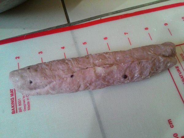 長邊向下，桿成長條狀，約8-10公分，接縫處捏緊