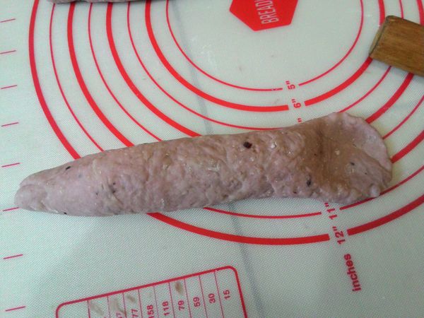 一頭用桿麵棍壓扁，一頭捏尖