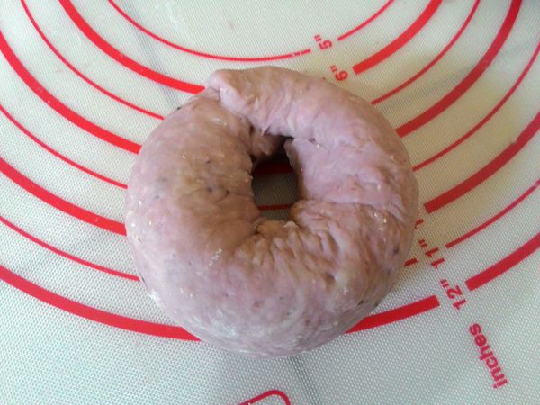 兩頭結合，捏緊，接縫處往下放