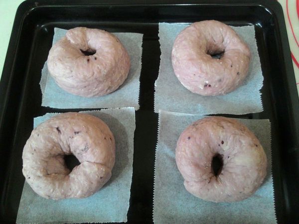 四顆做好後放在烘焙紙上，發酵35分鐘