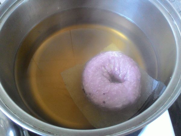 水滾後，轉小火，將放在烘焙紙上的貝果放入糖水，每面燙20秒