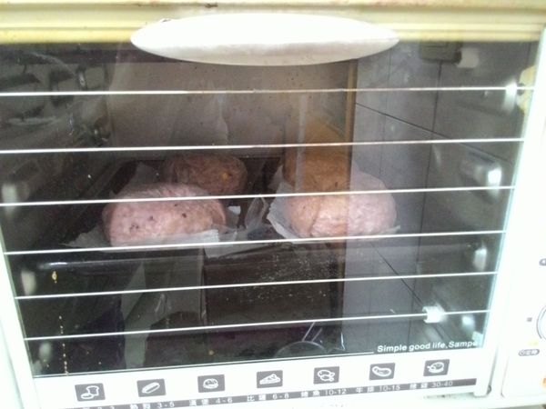 貝果燙好，將水瀝乾，送入烤箱，烤18-20分鐘，直到表面上色