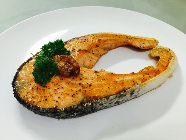 將鮭魚兩面煎到金黃色後擺盤，就可以開動囉！