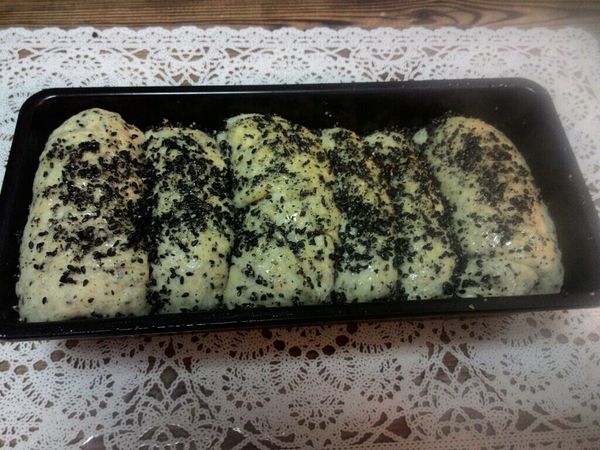 將我有材料混合成麵團 同時揉到出筋
第一次發酵約1小時
將發酵的麵團分為6小等份
每一等份用桿麵棍桿平 再捲起來 
將刷少於橄欄油於土司烤盒周圍
 所有捲起的麵團放在土司烤盒中並發酵30min