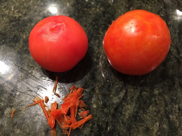 煮沸ㄧ鍋水，丟入蕃茄川燙10秒。撈起後剝皮去蒂切塊。（川燙時間不宜過久，不好剝。）