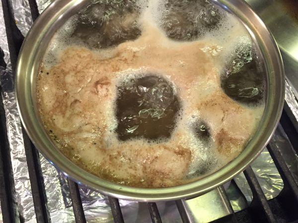 牛肉切塊。剛燙過蕃茄的滾水繼續煮沸，川燙牛肉並撈掉血水浮末，見肉變色後即可撈出，洗淨瀝乾。