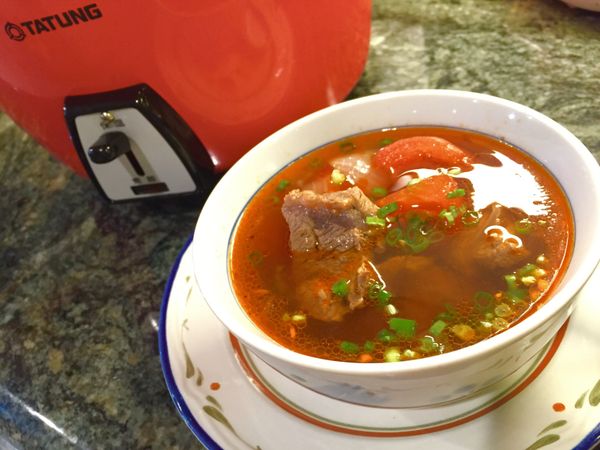 灑上蔥花，熱呼呼的蕃茄牛肉湯即可上桌。【貼♡提醒】依照牛肉部位不同，燉煮的嫩度稍有不同，這時可在外鍋再加一杯水繼續燉煮。