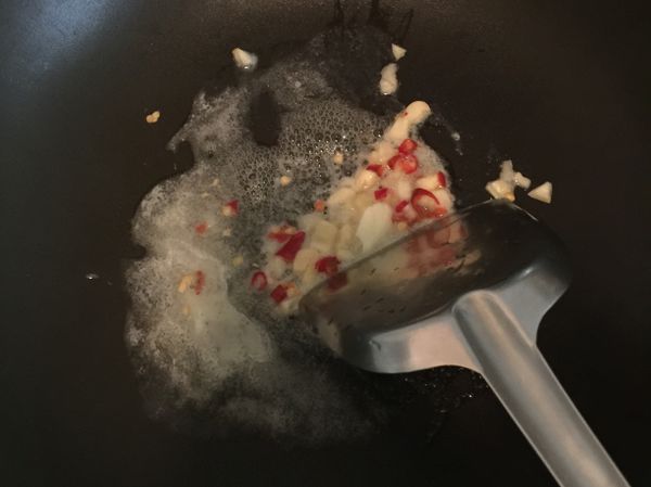 將奶油、蒜末、辣椒末炒出香味