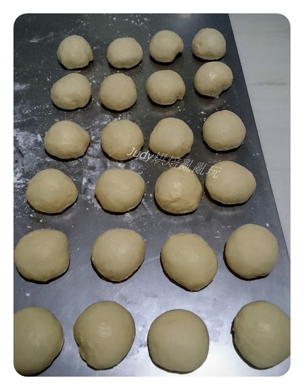 將第一次發酵好的麵團移出到桌面，麵團中的空氣用手壓下去擠出來 ， 分割成24個麵團(每個約40克)，分別滾圓 ，蓋上保鮮膜休息20分鐘(中間發酵) ，分割麵團大小可依自己喜好決定…