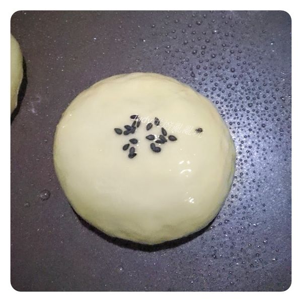 進烤箱前表面抹上適量全蛋液，撒上些許黑芝蔴(也可用白芝蔴) ，入烤箱烤約12-15分鐘至表面金黃即可