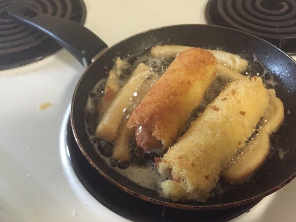 把鍋熱一下再放油，等油慢慢又小泡泡冒上來就可以炸了