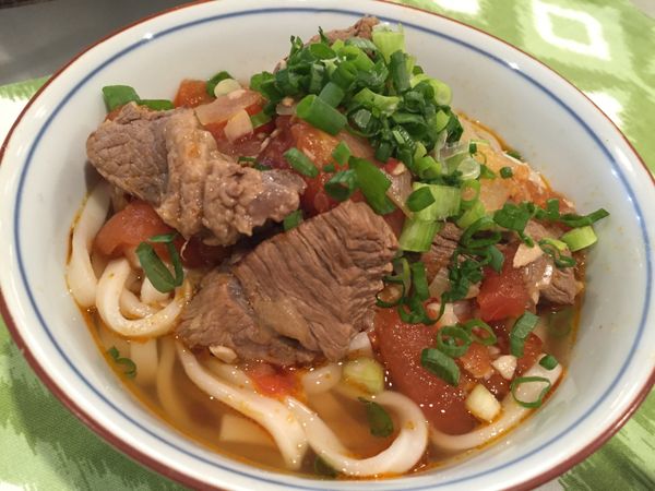 【蕃茄牛肉湯】除了當成湯品之外，加入麵條就成了爽口不油膩的【蕃茄牛肉麵】啦！