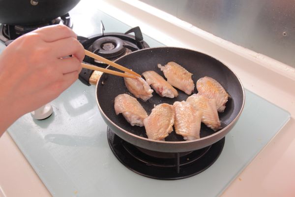 燒熱平底鑊，加入葡萄籽油，爆香乾葱頭及紫洋葱，用中火把雞翼兩邊略煎4分鐘。