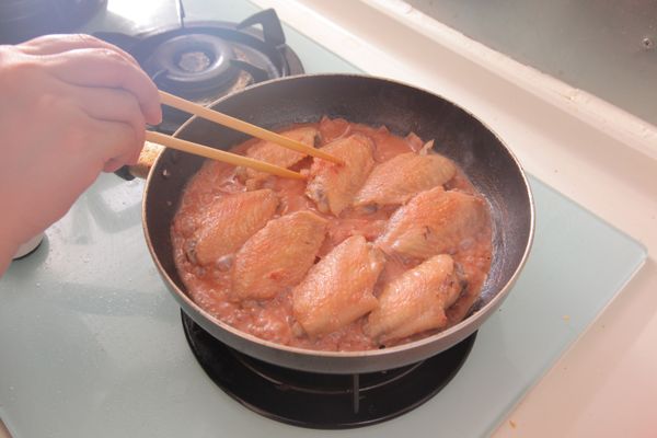 下米酒及汁料炒勻，再加水煮15分鐘，即成。