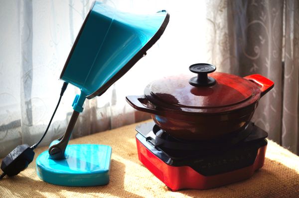 這道料理使用MULTEE的20cm鑄鐵媽媽鍋還有A5 IH智慧感應爐，在餐桌上就完成！搭配玲瓏的雙瀘網抽油煙機，將油煙輕鬆吸入，經過活性碳濾網，讓餐桌料理更方便。