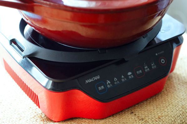 MULTEE的IH智慧感應爐有多重烹調模式，加上觸控面板，輕鬆料理。