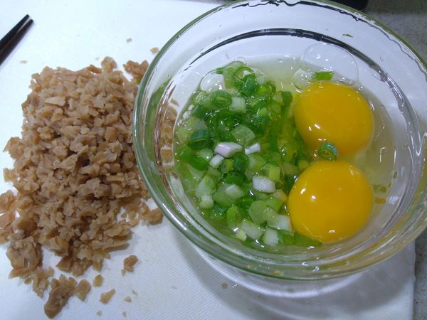 菜脯要洗過，擠乾水分、切碎，蔥切成蔥花，一起拌入。