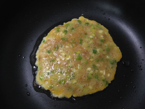 煎好一面要翻面時，用鍋鏟翻容易破掉，鍋子太重又不會甩鍋，這時可先將菜脯蛋滑至盤子上，再手拿盤子一鼓作氣將食物翻面至鍋子上。《重要》