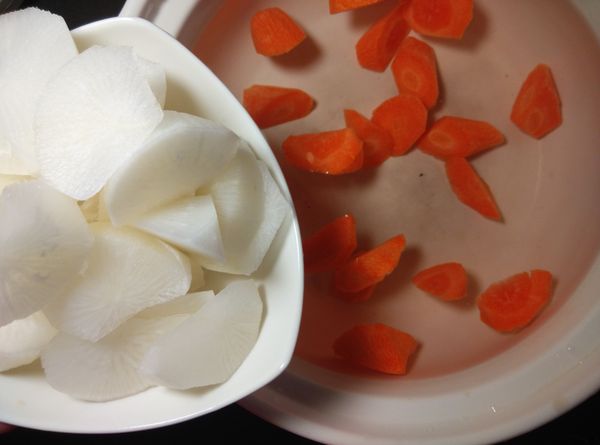 將白蘿蔔洗淨，利用刨刀削去外皮，切成滾刀塊，放入鍋內。