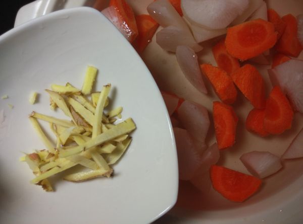 薑洗淨切成絲狀，放入鍋內一起煮。