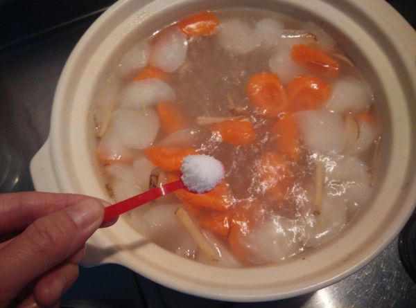 加入1.5小匙的鹽巴調味，即可熄火，未食用前請以鍋蓋燜著，這樣紅白蘿蔔會更軟嫩美味。