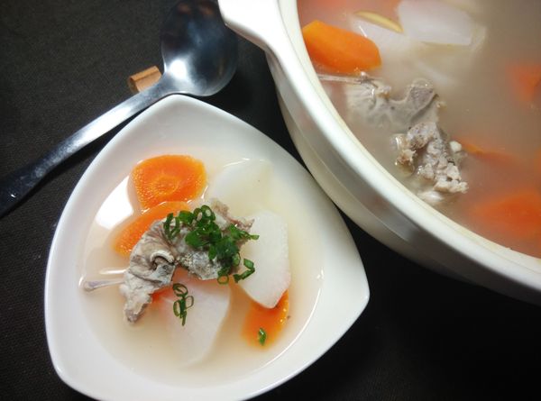 利用家樂福嚴選豬肉-豬骨頭和家樂福嚴選紅蘿蔔、白蘿蔔來熬湯，甘甜美味自然不做作，一點都不需要添加人工味精，是適合全家人一起分享的美味～