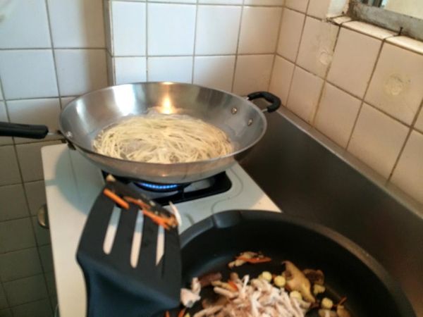 燒水燙麵(這次沒有用義大利麵條,選擇一般白麵,因為白麵比較巴得住松露的香氣)