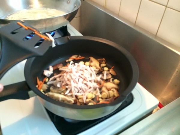熱鍋下橄欖油,下鮮香菇及蘑菇炒香,再下紅蘿蔔及玉米筍拌炒,最後將雞絲放入並調味加塩巴續炒香後,關火,將燙好的麵條拌入均勻