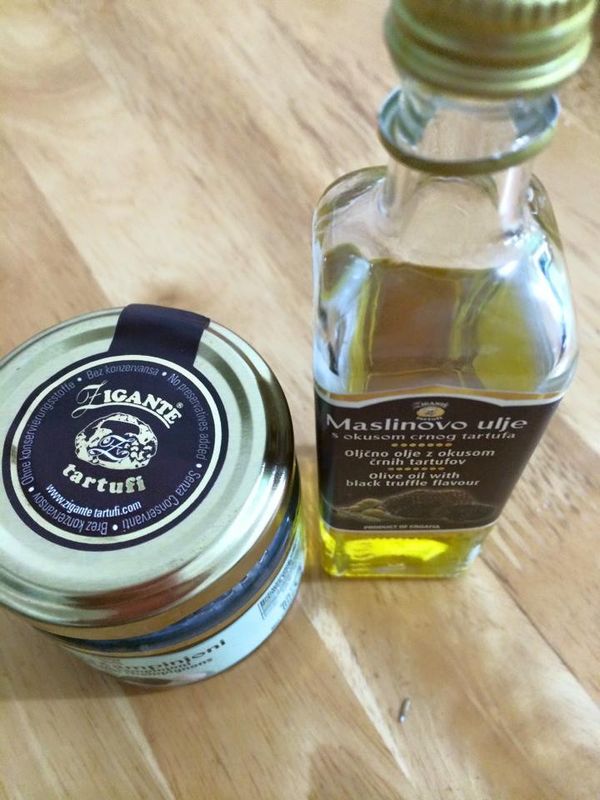 再將非常非常昂貴又美味的松露醬及松露油取適量拌入