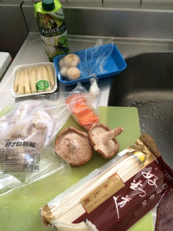 備料:將挑選雞肉肉比較多的部分,撕成雞絲,玉米筍切成丁,鮮香菇及蘑菇切片紅蘿蔔切絲,