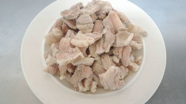水煮滾放入豬肉川燙,撈起