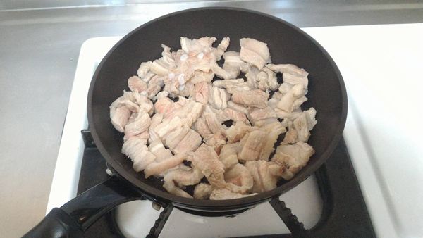 取一平底鍋,放入一匙油,依序放入五花肉,糖,味霖,素蠔油,米酒