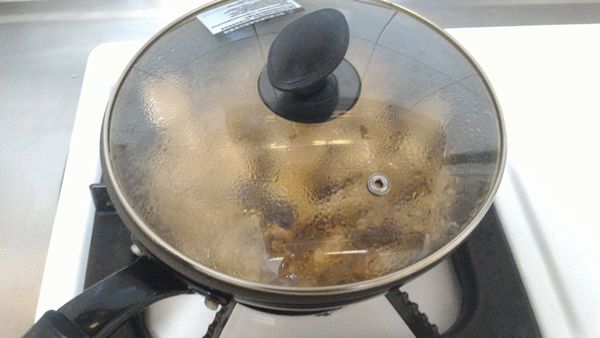 將醬料攪拌均勻後蓋上鍋蓋
以中小火慢煮，要經常翻攪以防燒焦