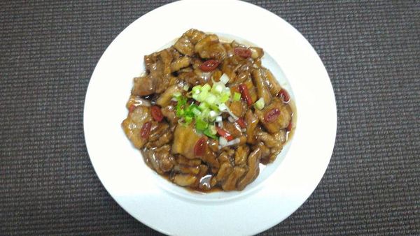 見醬汁即將收乾,放入辣椒,擺上蔥花,即可上桌.