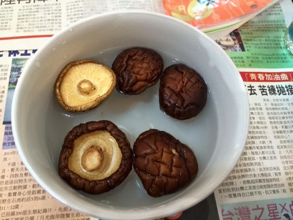 先提早將香菇泡水。香菇水留著