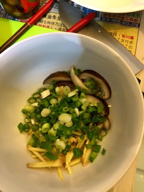 將薑絲、蔥花、香菇絲、米酒、鹽巴倒入些許的香菇水裡拌一拌，
拌好之後淋在魚身上，倒入電鍋後就好囉！