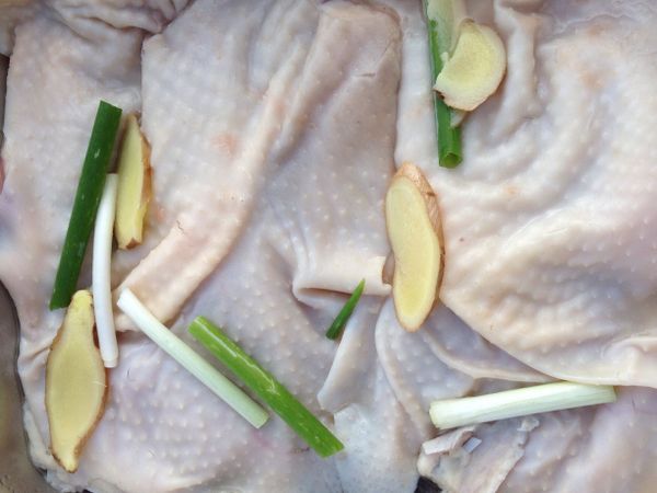 將薑片 米酒 鹽  蔥段 雞腿加入 放入冰箱醃漬2小時