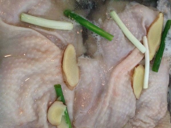 將醃漬好的雞腿 連同醬汁 加入少許的水（剛好蓋過雞腿）中小火 煮20分