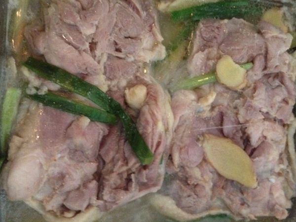 中途 將雞腿翻面 20分鐘後 關火再悶10分鐘 剩下的雞高湯備用