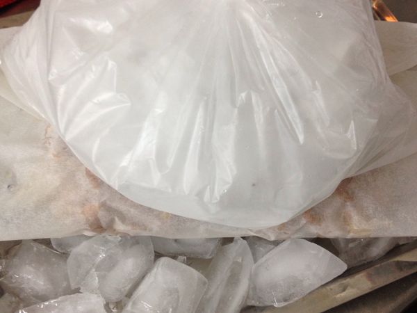 將雞腿取出 用烘焙紙包著  用冰塊冰鎮（直接泡水 怕甜味流失 ）冰鎮過的雞腿排 肉會更緊實 皮也會更Q