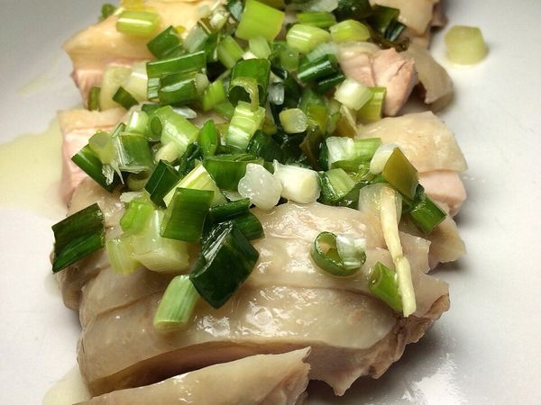 取出 切片 加入少許剛煮雞腿的高湯 上面淋上蔥油即可