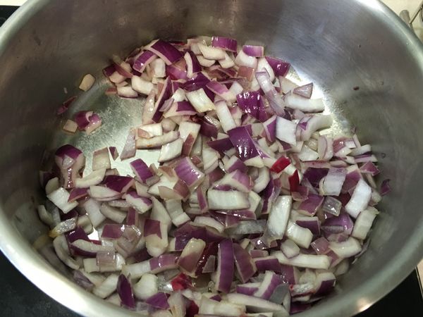 熱油後，炒洋蔥至半透明。