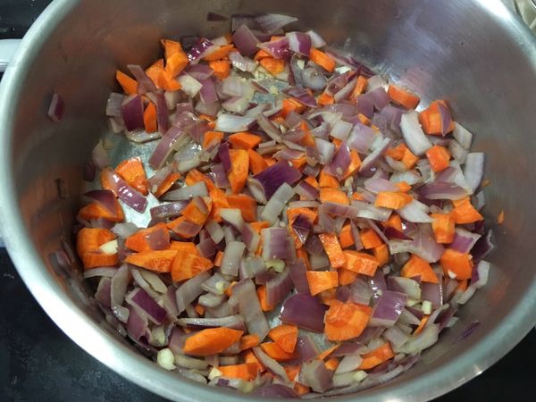 加入紅蘿蔔、蒜末一同拌炒至香氣出來（約3-5分鐘）。