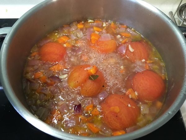 蕃茄去皮後連同蕃茄水一同加入原鍋中熬煮，此時可加入月桂葉、鹽、胡椒調味，煮至水滾後調小火再熬煮20分。