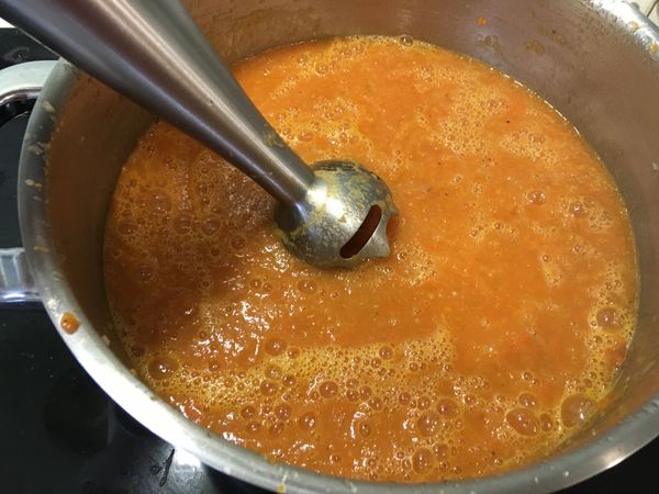 挑出月桂葉後，以食物攪拌棒打成泥至無顆粒，再以濾網去渣，就大功告成啦！