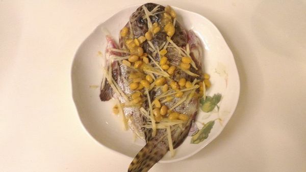 魚剖半,洗淨放入盤中
薑絲,鳳梨豆豉平均擺在魚身上
淋上味霖及米酒
