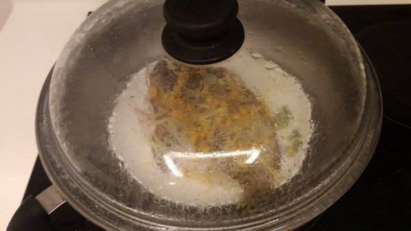 水燒滾,將魚放入蒸盤中
