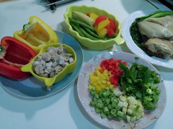 取部分蔬菜跟雞肉切成丁，甜椒二個挖乾淨當成裝飯的容器