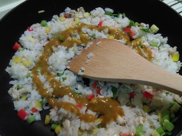 將切成丁的蔬菜雞丁和咖哩炒成咖哩炒飯