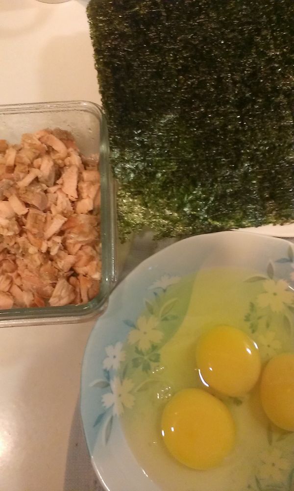 將鮭魚煎好撥碎狀，蛋加入鹽打好，備用。